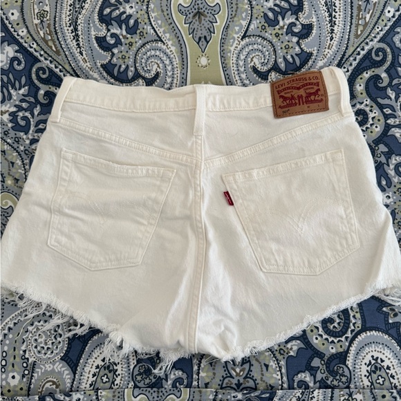Women's White Denim Cutoff Shorts - Frayed Hem levi’s - Picture 2 of 3